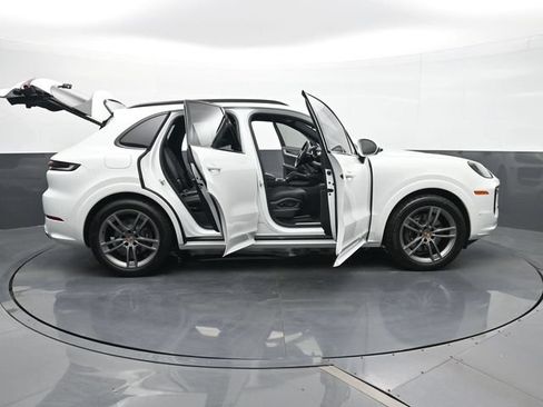 Certified 2025 Porsche Cayenne AWD/4WD image 33