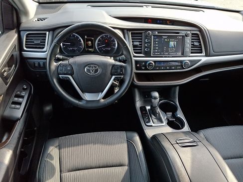 Used 2019 Toyota Highlander Plus AWD/4WD image 16