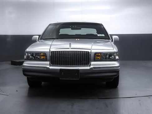 Used 1995 Lincoln Town Car Signature image 22