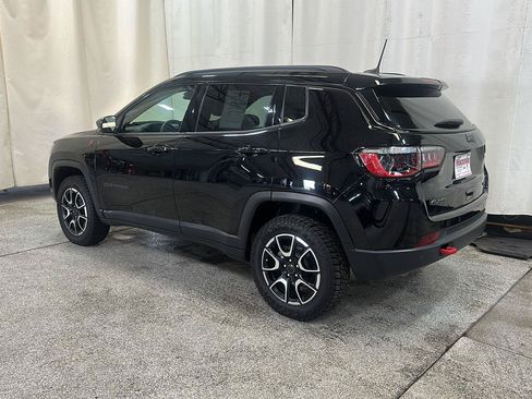 Certified 2025 Jeep Compass Trailhawk AWD/4WD image 3