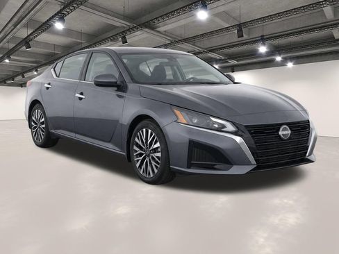 Used 2024 Nissan Altima 2.5 SV FWD image 2