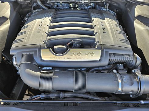 Used 2017 Porsche Cayenne Platinum Edition image 30