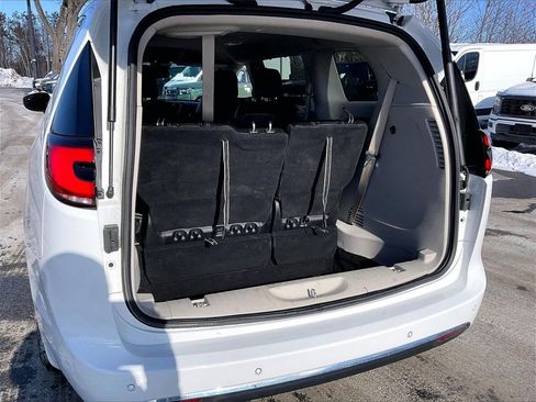 Used 2023 Chrysler Pacifica Touring-L image 33