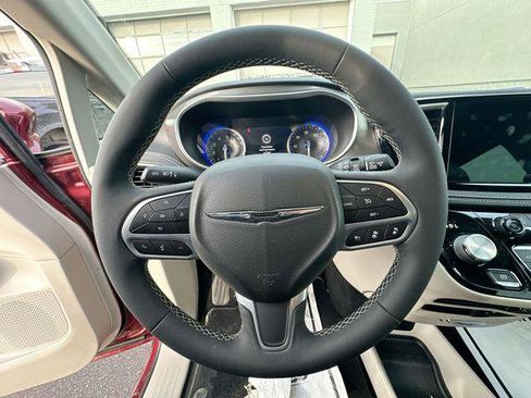 Certified 2022 Chrysler Pacifica Touring-L image 16