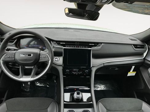 New 2025 Jeep Grand Cherokee L Altitude image 10