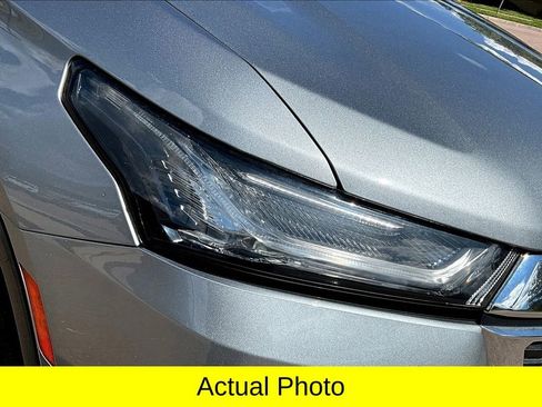 Used 2023 Chevrolet Traverse LT image 32