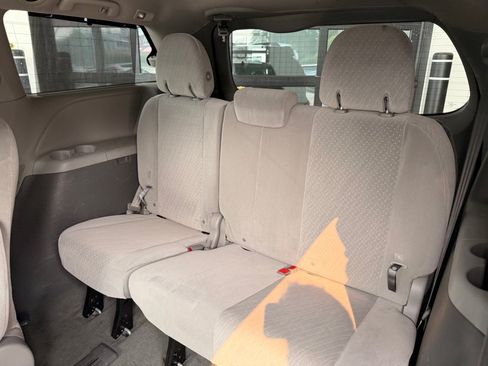 Used 2017 Toyota Sienna LE AWD/4WD image 13