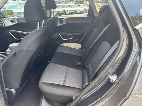 Used 2025 Kia Soul LX w/ LX Technology Package FWD image 21