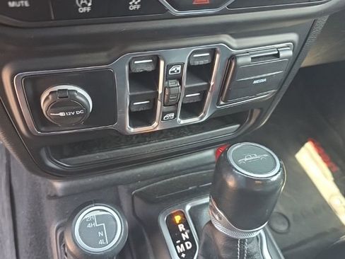 Used 2020 Jeep Gladiator Overland AWD/4WD image 4