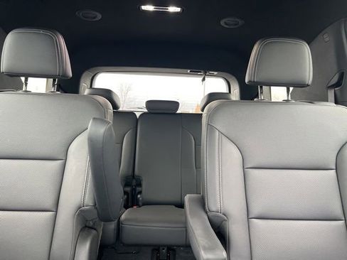 Used 2025 Chevrolet Traverse LT image 32