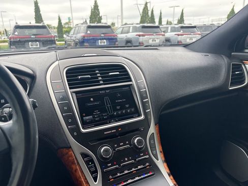 Used 2016 Lincoln MKX Reserve w/ Luxury Package AWD/4WD image 3