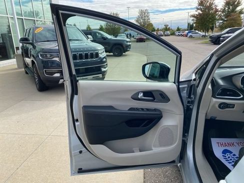 Used 2024 Chrysler Pacifica Touring-L FWD image 10