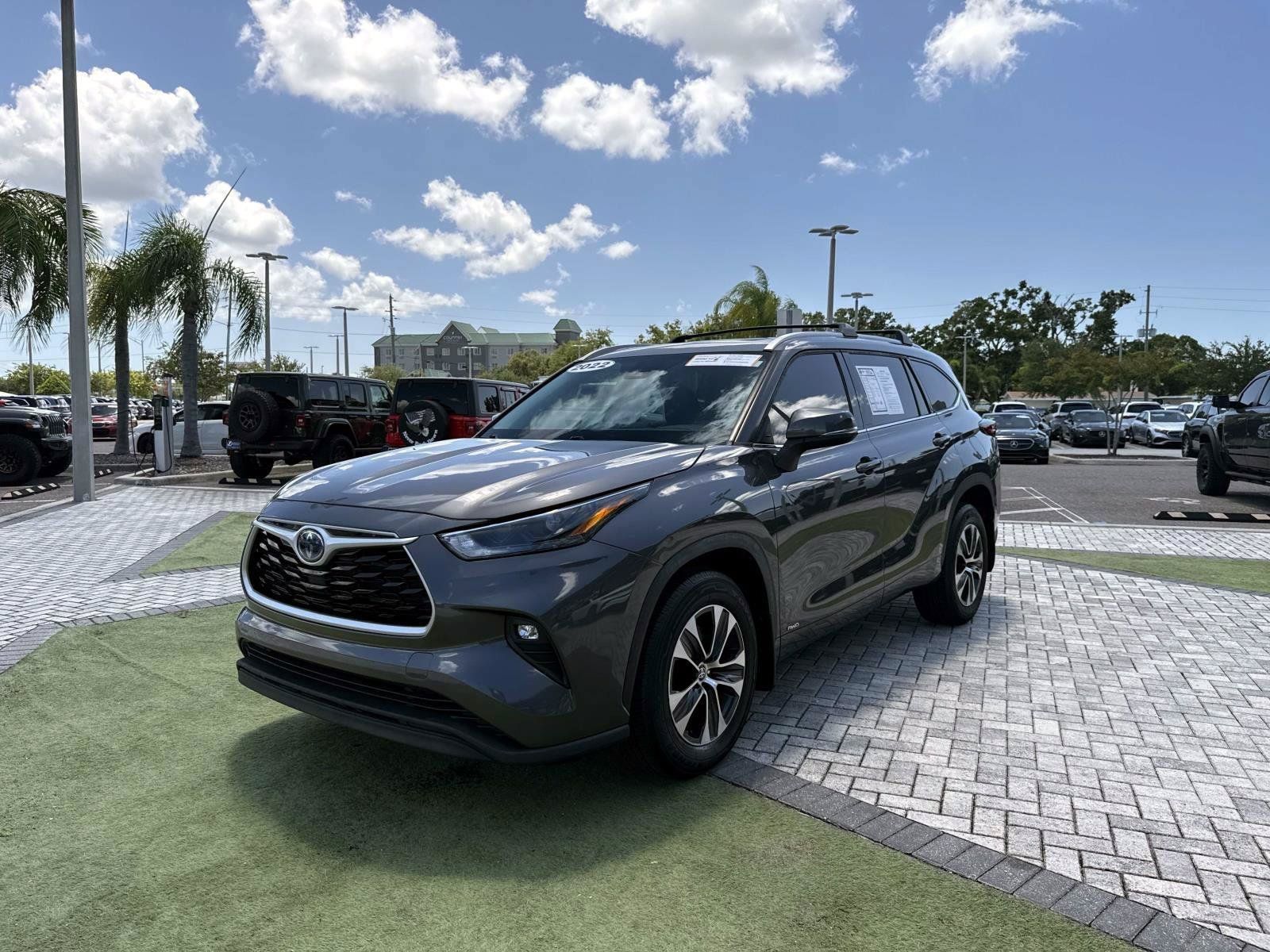 Used 2022 Toyota Highlander XLE AWD/4WD image 2