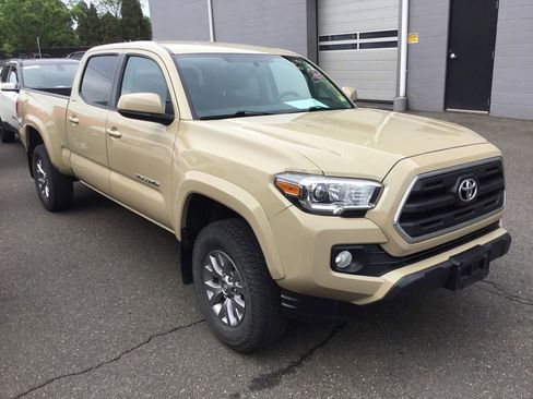 Used 2016 Toyota Tacoma SR5 w/ SR5 Appearance Package (SN) AWD/4WD image 2