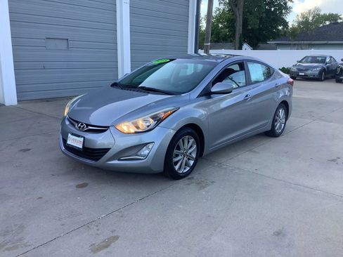Used 2015 Hyundai Elantra SE w/ Option Group 02 FWD image 4