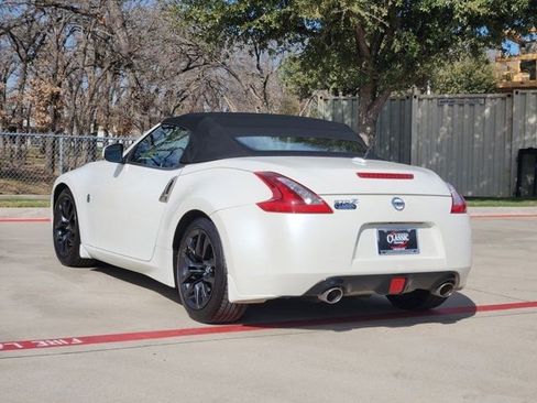Used 2018 Nissan 370Z Roadster image 3