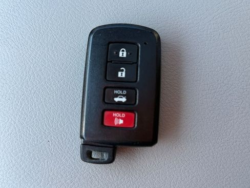 Used 2012 Toyota Camry XLE w/ Leather Pkg FWD image 31