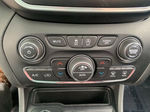 Used 2019 Jeep Cherokee Latitude Plus w/ Comfort/Convenience Group image 27