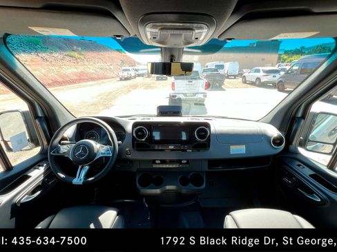 Used 2025 Mercedes-Benz Sprinter 2500 image 9
