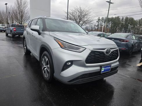 Used 2021 Toyota Highlander XLE AWD/4WD image 10