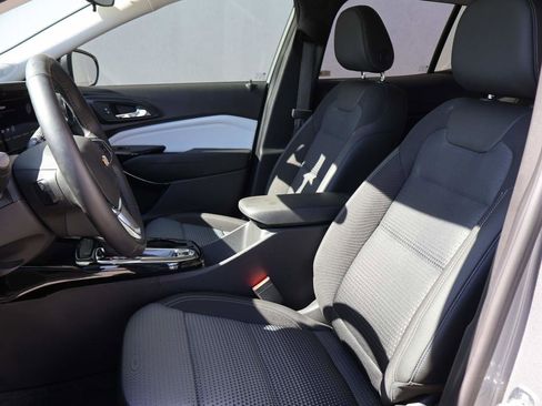 Used 2025 Chevrolet Trax LT w/ LT Convenience Package FWD image 9