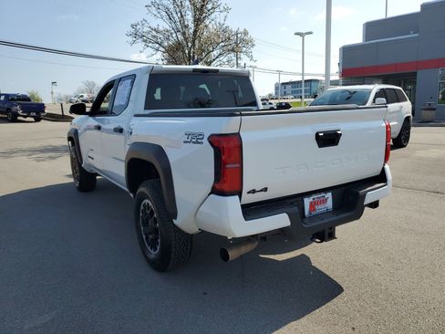 Certified 2024 Toyota Tacoma TRD Off-Road image 3