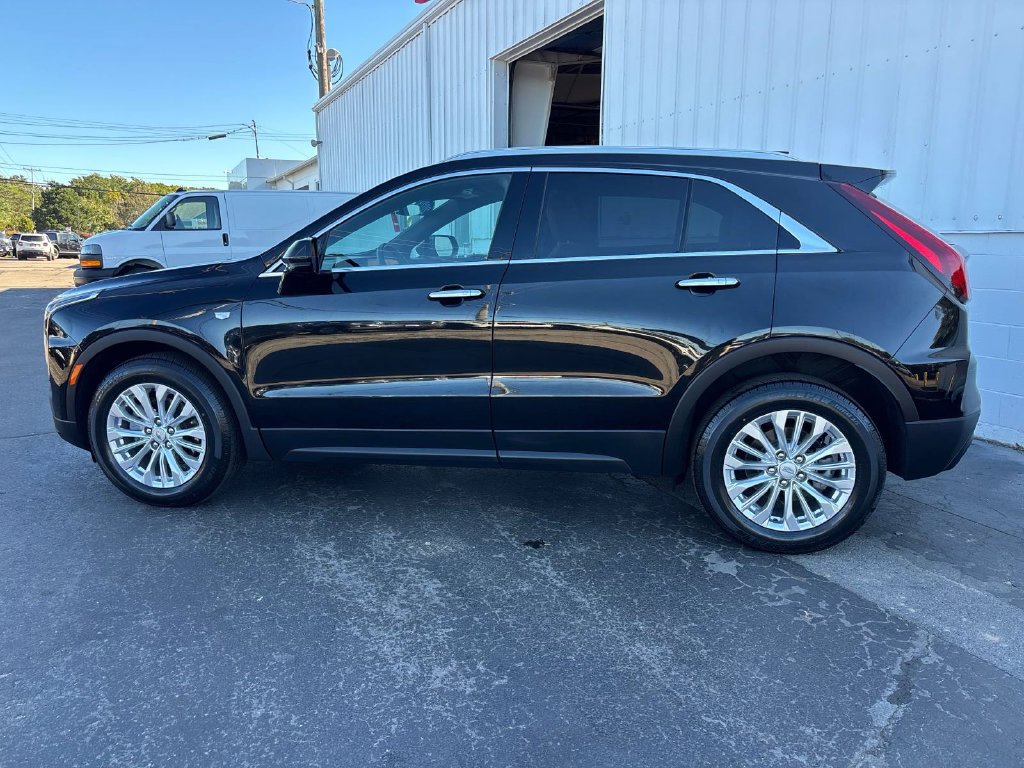 Used 2024 Cadillac XT4 Luxury w/ Cold Weather Package AWD/4WD image 3