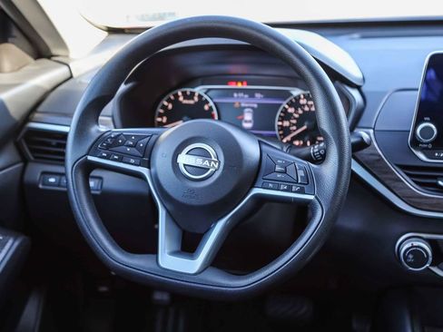 Used 2025 Nissan Altima 2.5 SV FWD image 15