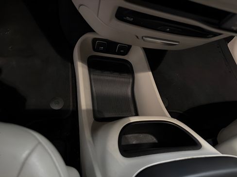 Used 2018 Chrysler Pacifica Touring-L Plus w/ Advanced Safetytec Group FWD image 17