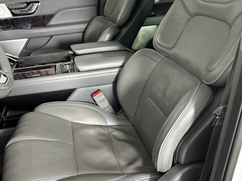 Used 2019 Lincoln Navigator Reserve image 11