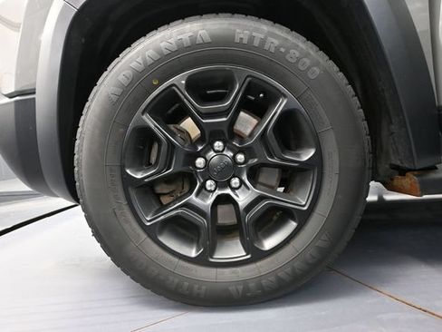 Used 2019 Jeep Cherokee Trailhawk w/ Comfort/Convenience Group AWD/4WD image 16