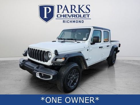 Used 2025 Jeep Gladiator Sport image 3