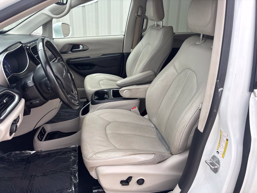 Used 2021 Chrysler Pacifica Touring-L FWD image 9