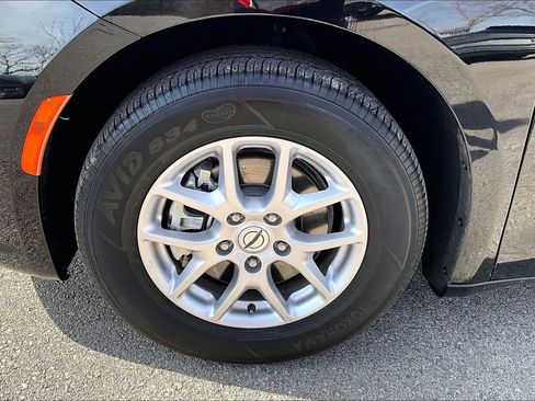 Used 2024 Chrysler Pacifica Touring-L FWD image 11