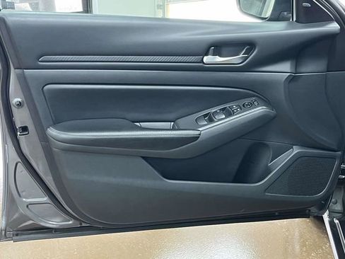 Used 2024 Nissan Altima 2.5 SV FWD image 16
