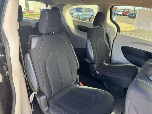 Used 2022 Chrysler Voyager LX FWD image 17