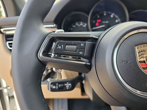 Used 2025 Porsche Macan AWD/4WD image 35