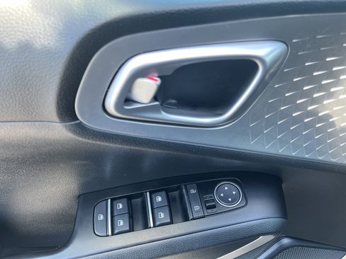 Used 2025 Kia Soul LX w/ LX Technology Package FWD image 16
