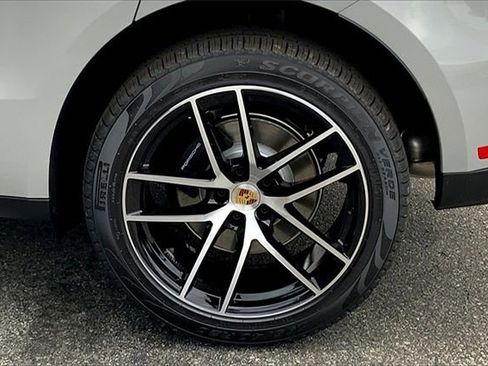 Certified 2026 Porsche Macan image 17