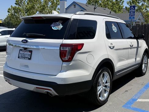 Used 2017 Ford Explorer XLT w/ Equipment Group 202A FWD image 6