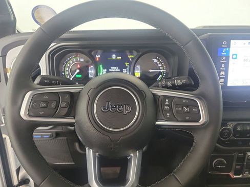 Used 2025 Jeep Wrangler Unlimited Sahara w/ Safety Group image 15