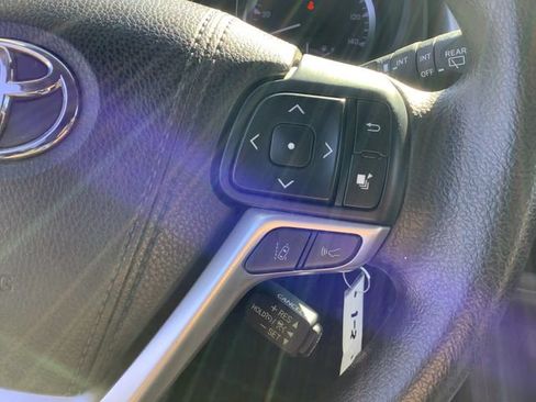 Used 2018 Toyota Highlander LE FWD image 12
