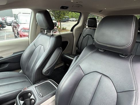Used 2024 Chrysler Pacifica Touring-L FWD image 17