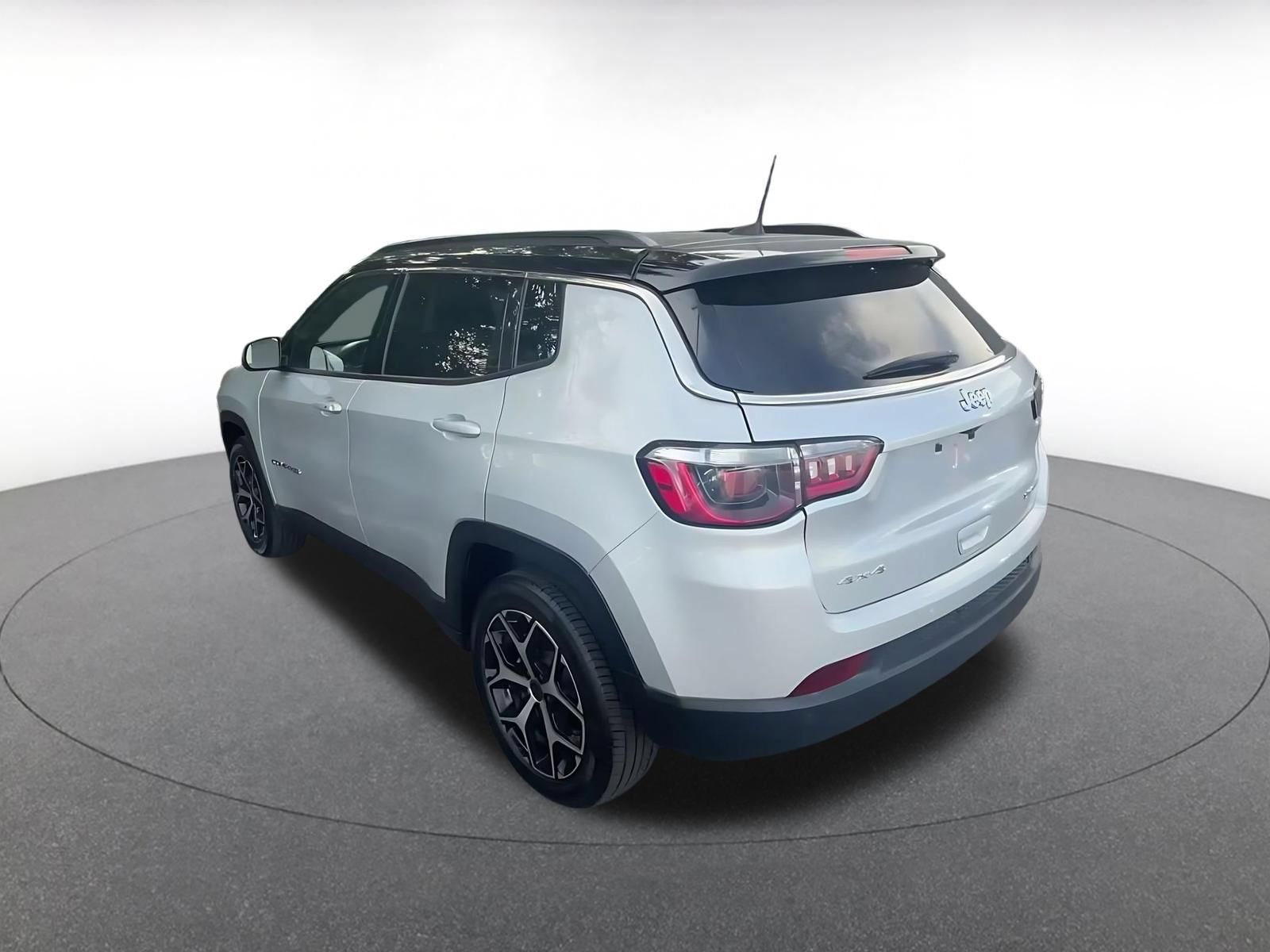 Used 2025 Jeep Compass Limited AWD/4WD image 10