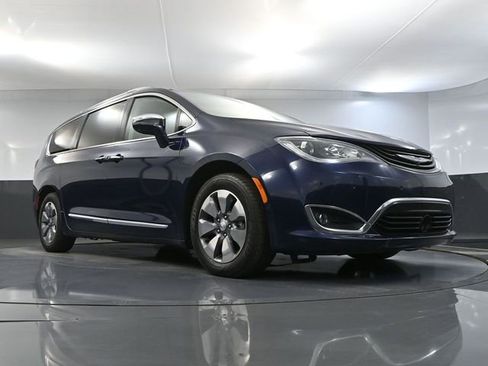 Used 2018 Chrysler Pacifica Limited w/ Advanced Safetytec Group FWD image 54