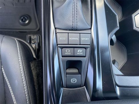 Used 2025 Toyota Camry SE w/ Convenience Package image 24