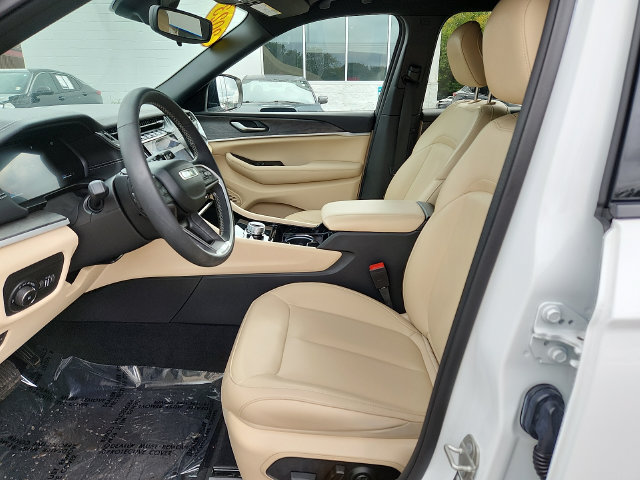 Used 2023 Jeep Grand Cherokee L Limited AWD/4WD image 13