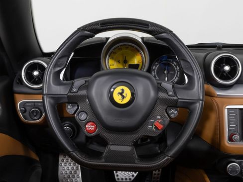 Used 2016 Ferrari California T RWD image 30