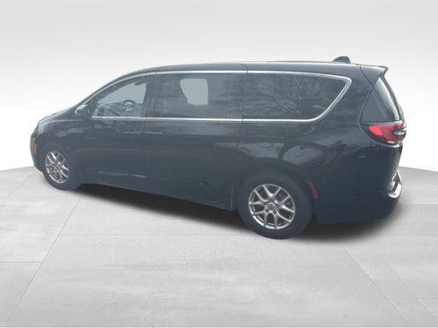 Used 2024 Chrysler Pacifica Touring-L image 15