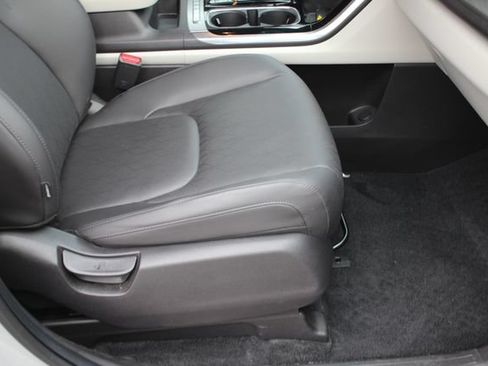 Used 2024 Kia Carnival EX FWD image 33